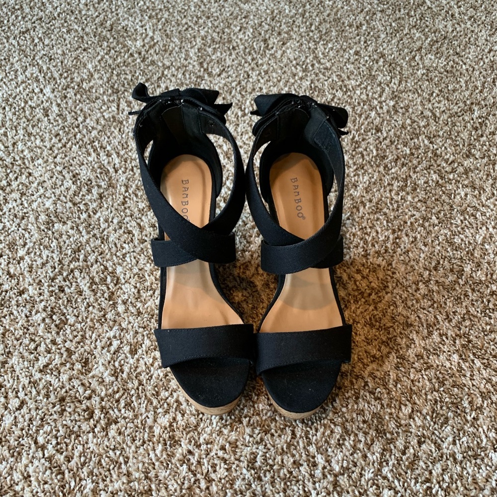 Bow back black wedges